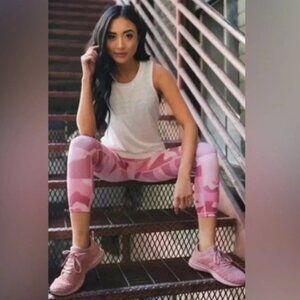 Zyia Active Size 4 Light N Tight Pink Camo Print Cropped‎ Leggings Pockets Capri
